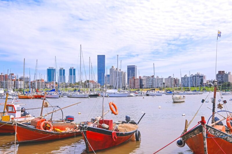 Vista desde el Puerto de Buceo en Montevideo