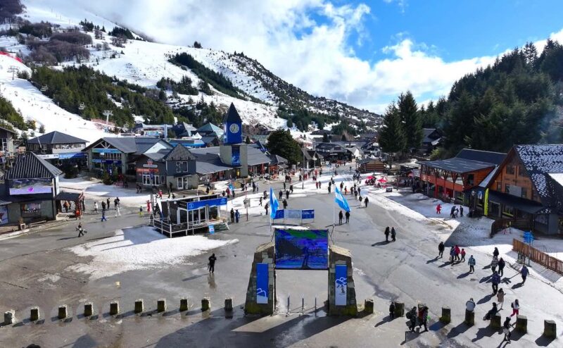 Cerro Catedral, entre las zonas predilectas para alojarse en Bariloche con deportes de nieve