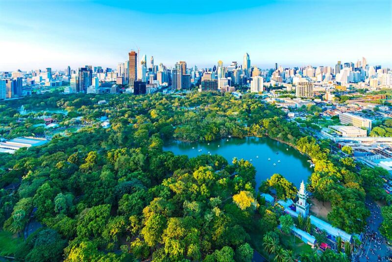 Silom, una zona de negocios muy céntrica donde dormir en Bangkok