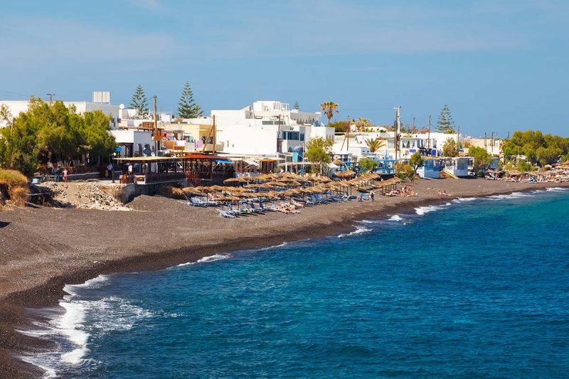 Kamari, ideal para dormir en Santorini por su playa y alojamiento econ&oacute;mico