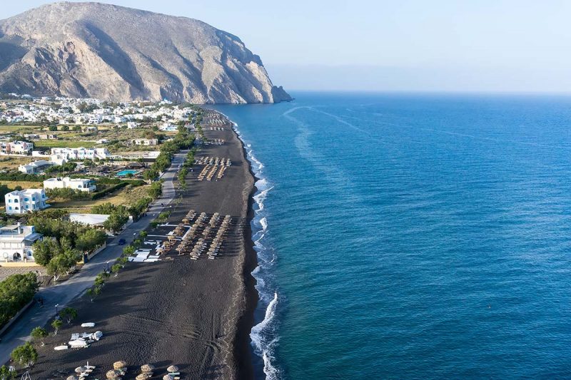 Perissa, una de las mejores zonas donde alojarse en Santorini para disfrutar de la playa
