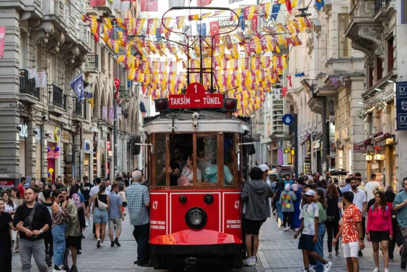Pera (Beyoğlu), compras, arte, museos, vida nocturna