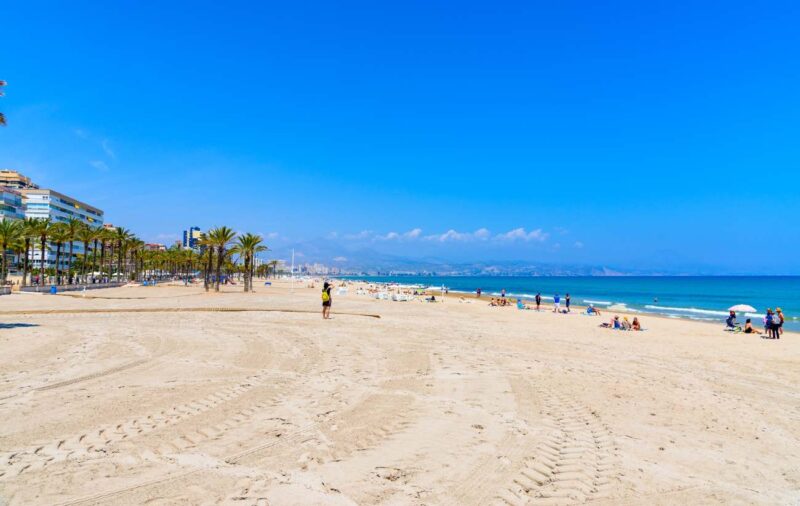 Playa de San Juan, ideal para hospedarse en Alicante para quienes quieran estar en la playa